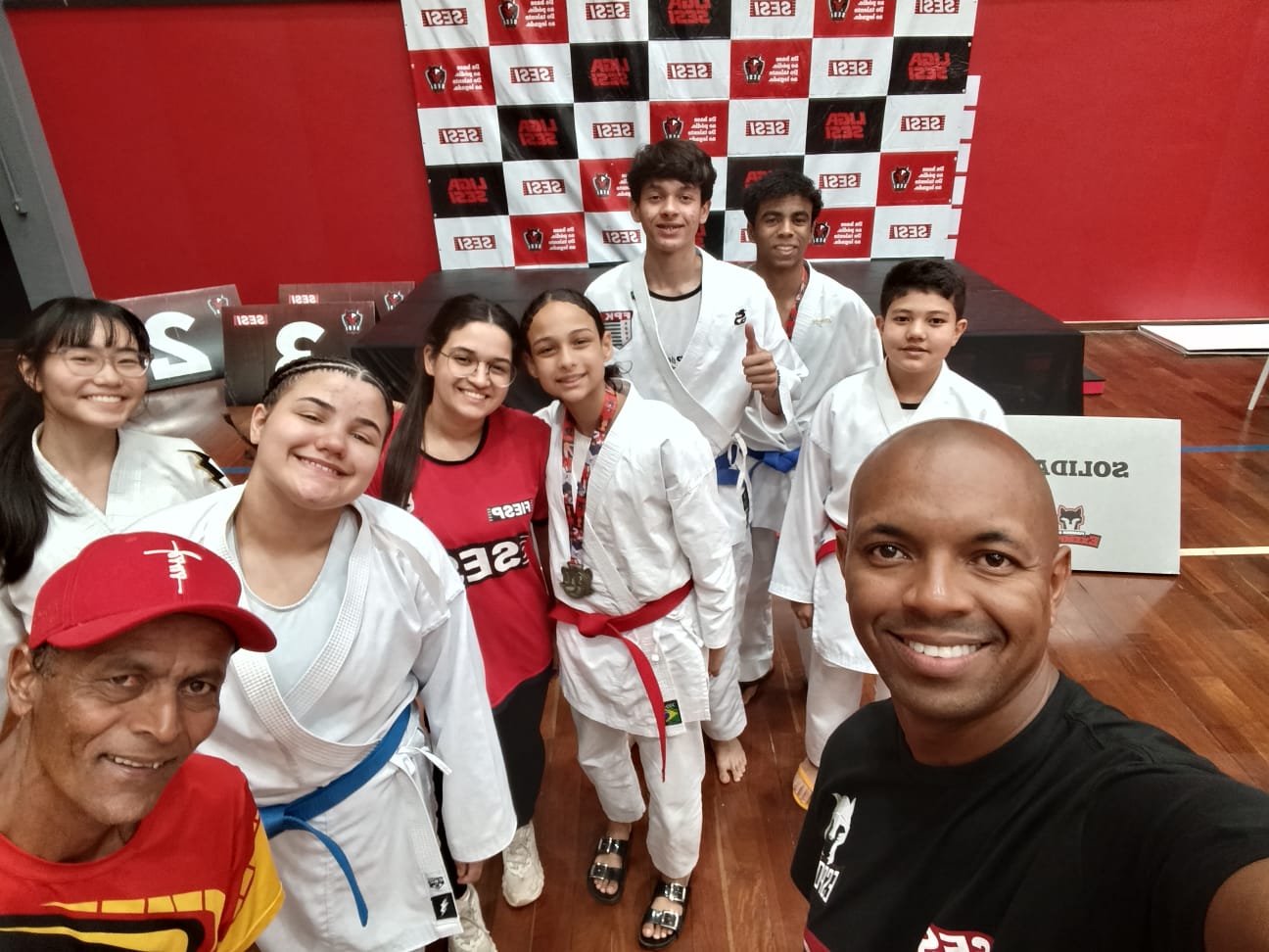 Sensei Fernando Ventura e equipe de atletas do Dojo Ventura premiados em competição oficial com medalhas no pódio