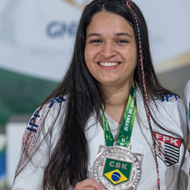 Foto da atleta Isabela Oliveira Reis com medalha do Campeonato Brasileiro CBK
