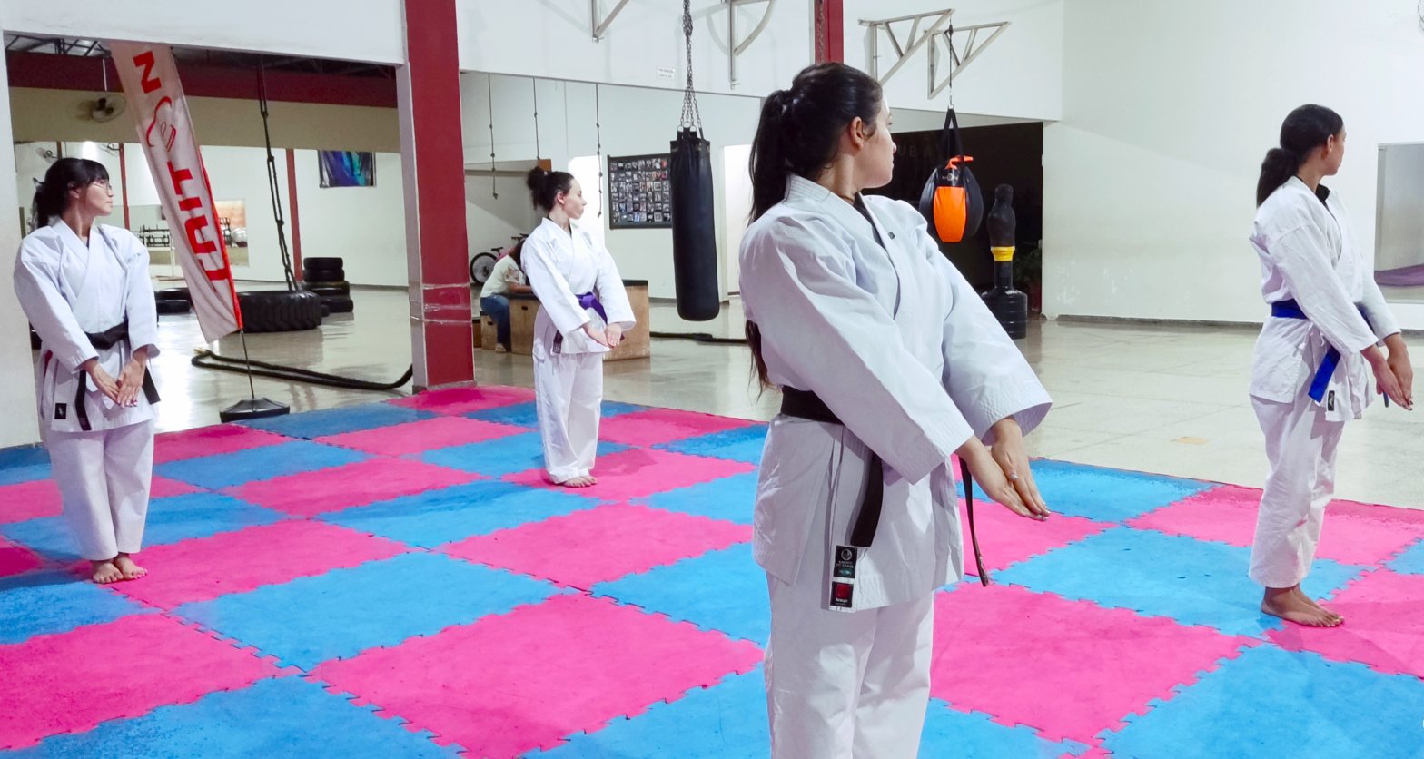 Alunos e atletas do Dojo Ventura treinando kihon e postura no tatame oficial da escola de karatê em Regente Feijó
