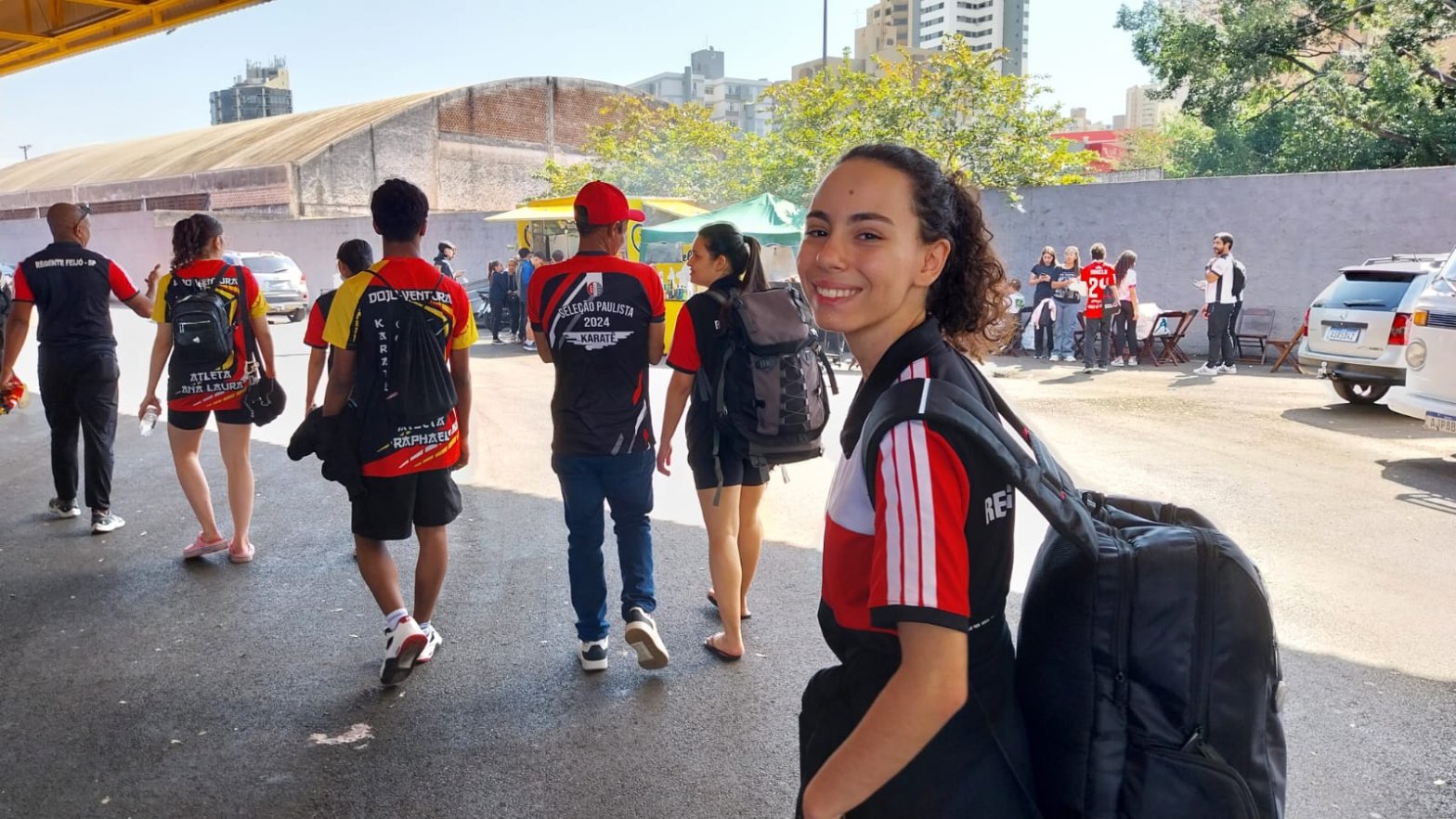 Atletas do Dojo Ventura em deslocamento para campeonato oficial de karatê com uniformes e mochilas da equipe